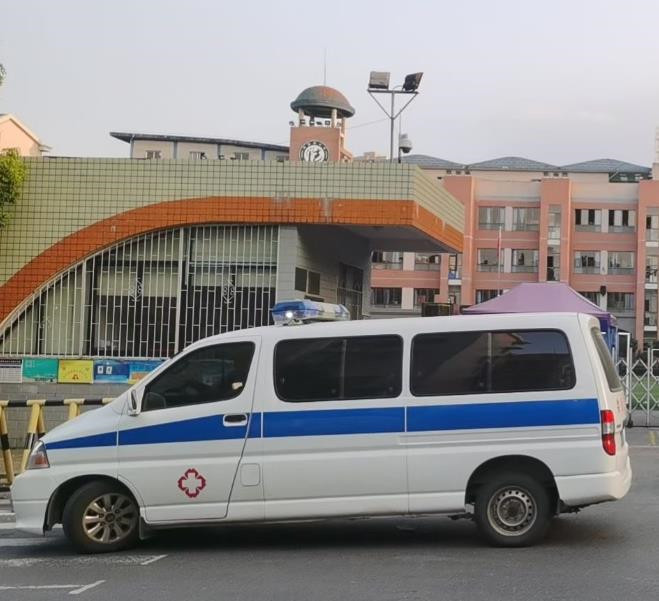 四更镇救护车出租护送骨折病人一公里多少钱